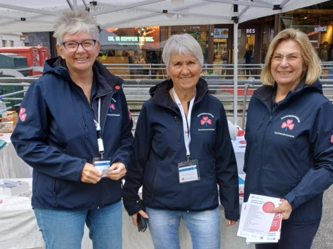 Sanitetskvinnene på stand på Egertorget